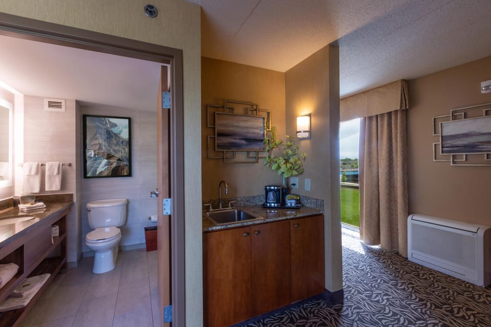Junior Suite, 1 King Bed, Non Smoking, Balcony | Minibar