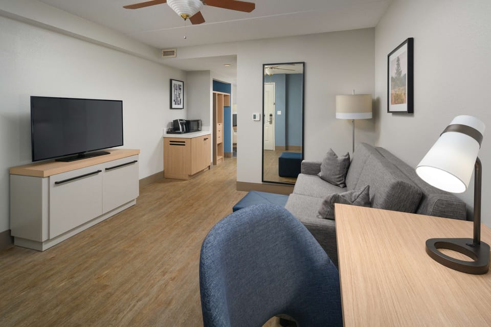 Junior Suite, 1 King Bed | In-room safe, desk, blackout drapes, iron/ironing board