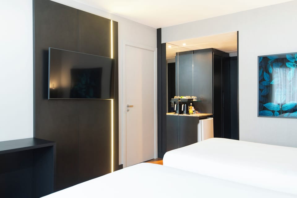 Superior Twin Room, 2 Twin Beds | Minibar, in-room safe, desk, laptop workspace