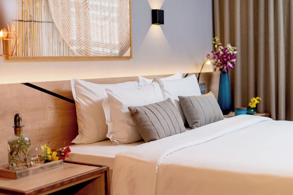Premium Room, 1 Queen Bed | Minibar, in-room safe, desk, laptop workspace