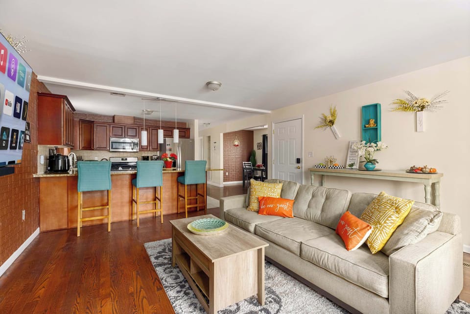 Level 2 Living Room + Smart TV (Netflix, YouTube, Samsung Plus TV)