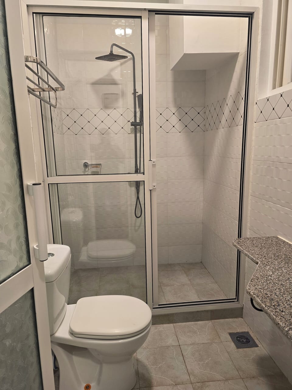 Suite | Bathroom | Shower, rainfall showerhead, free toiletries, towels