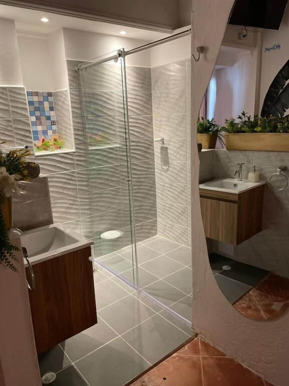 Deluxe Double Room | Bathroom | Shower, hair dryer, towels, soap