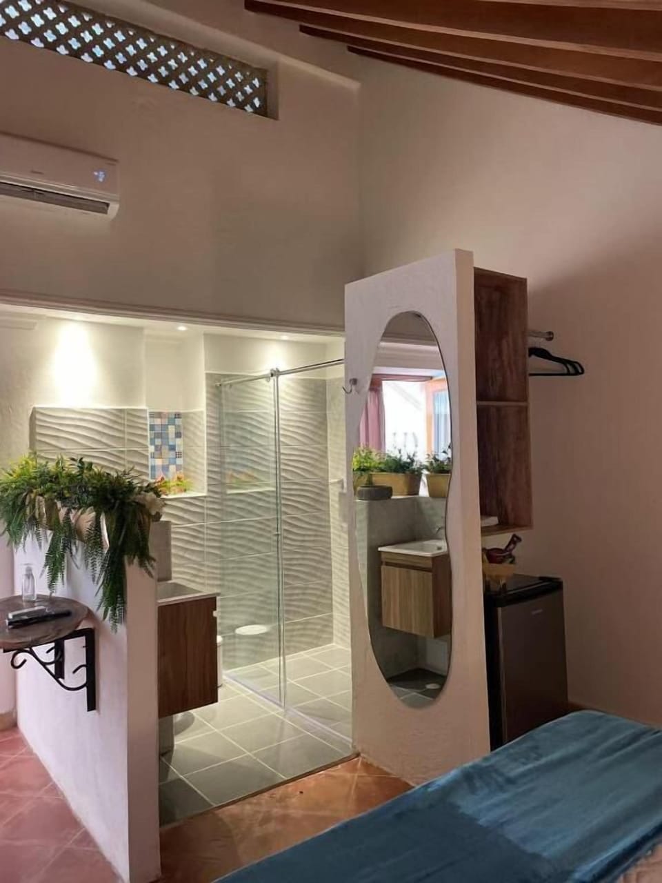 Deluxe Double Room | Bathroom | Shower, hair dryer, towels, soap