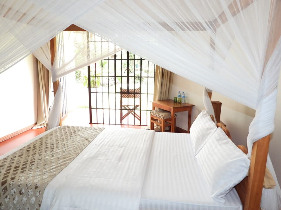 Premium bedding, free minibar, in-room safe, desk
