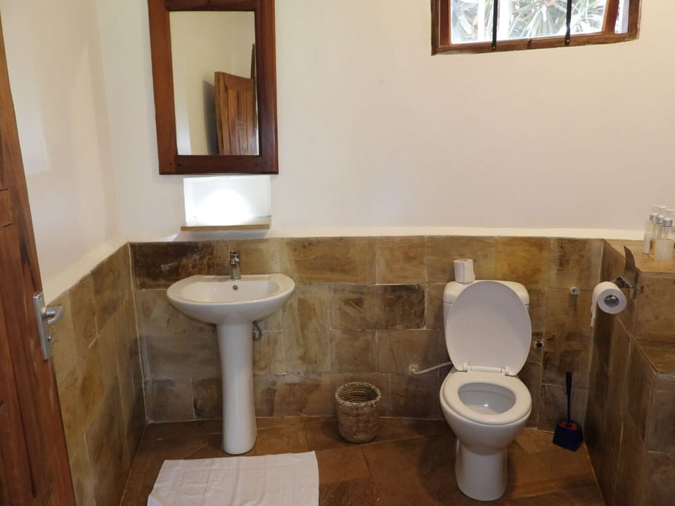 Combined shower/tub, free toiletries, hair dryer, slippers