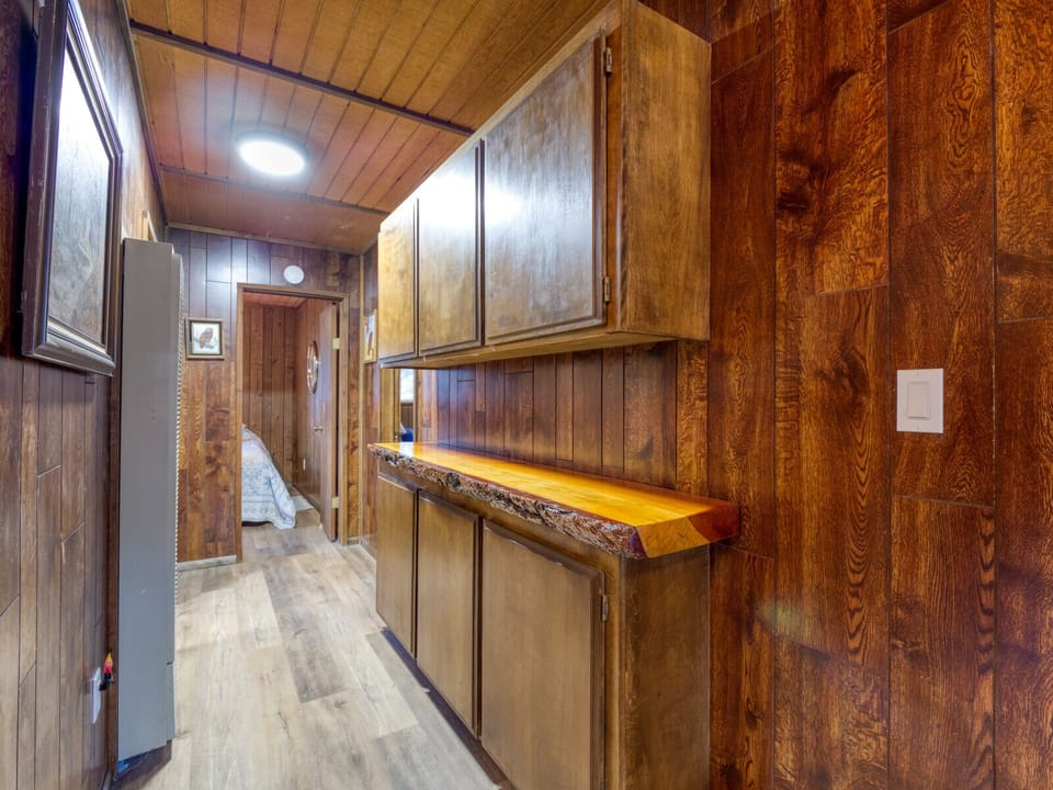 Hall way and linen closet.