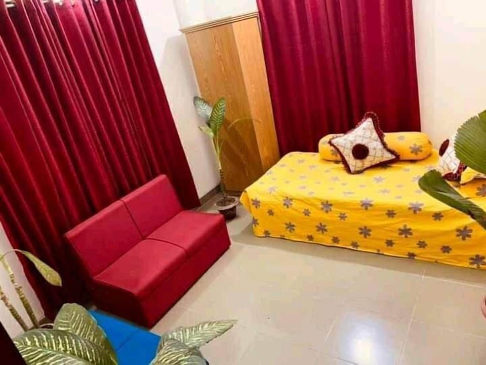 Single Room, City View | Desk