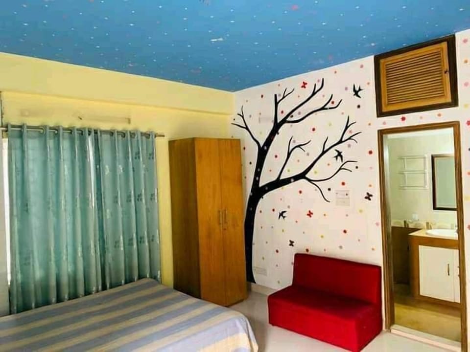 Single Room, City View | Desk