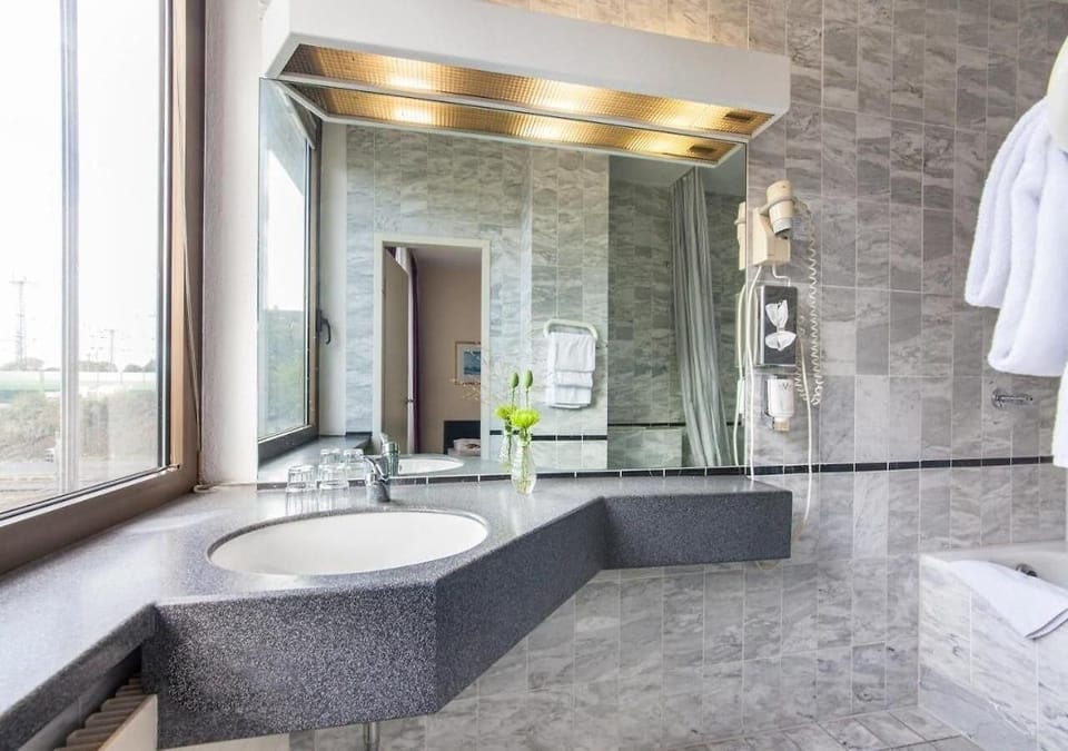 Standard Double Room | Bathroom | Towels, soap, shampoo, toilet paper