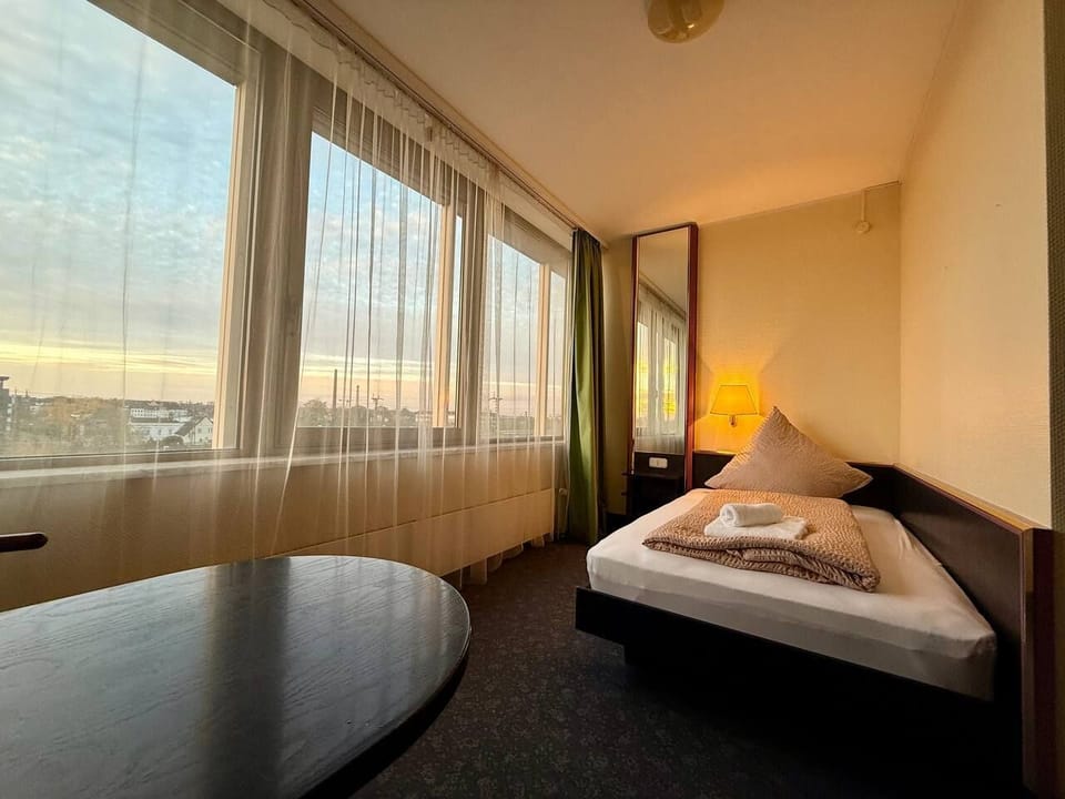 Comfort Single Room | Desk, laptop workspace, free WiFi, bed sheets