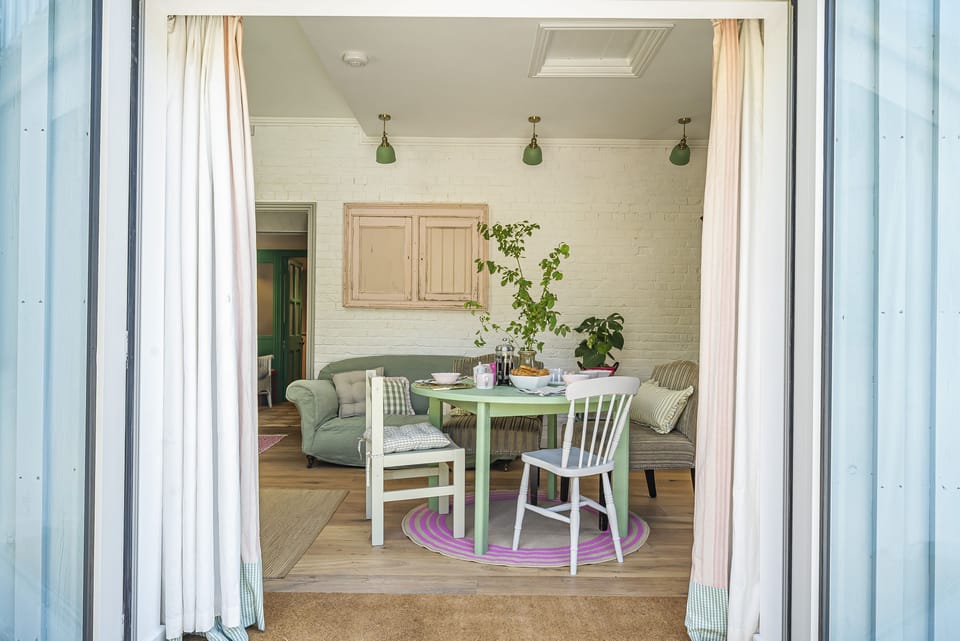 Foxearth, Winterborne Houghton, Blandford: Double doors connect the kitchen and dining area to the garden