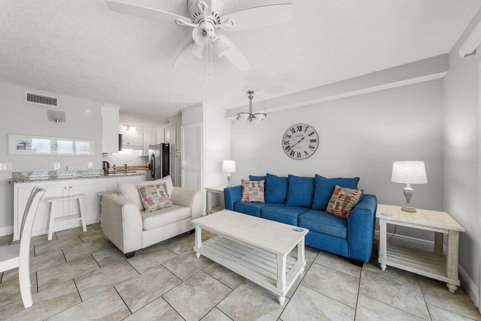 Spacious Living Room including fold out couch