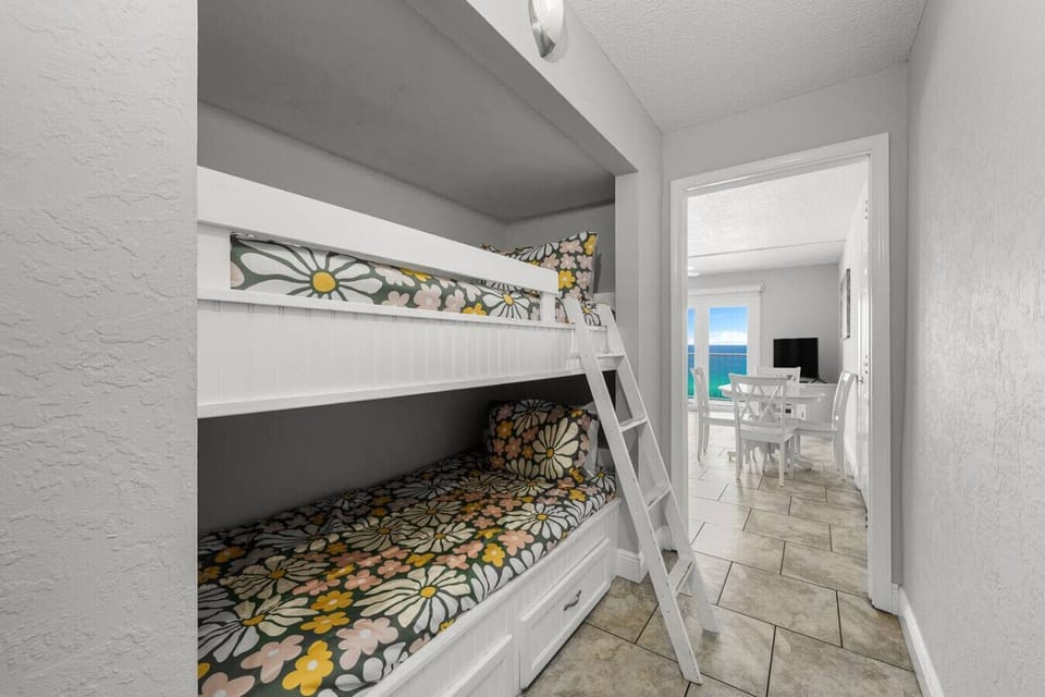 Nook with twin bunk beds