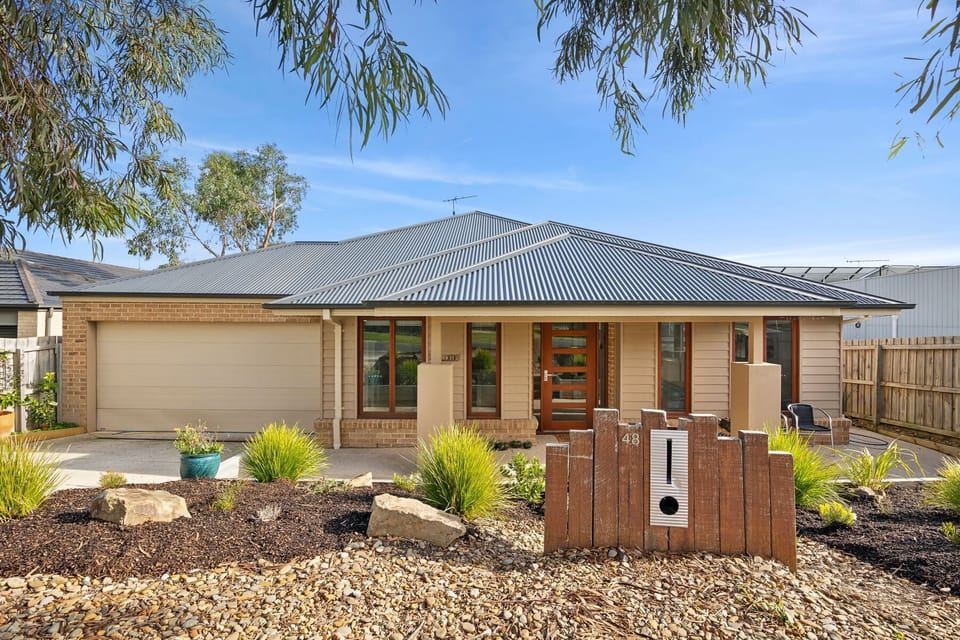 This modern spacious family home in Torquay’s esteemed Ocean Acres Estate seamlessly blends spacious design with spectacular valley views