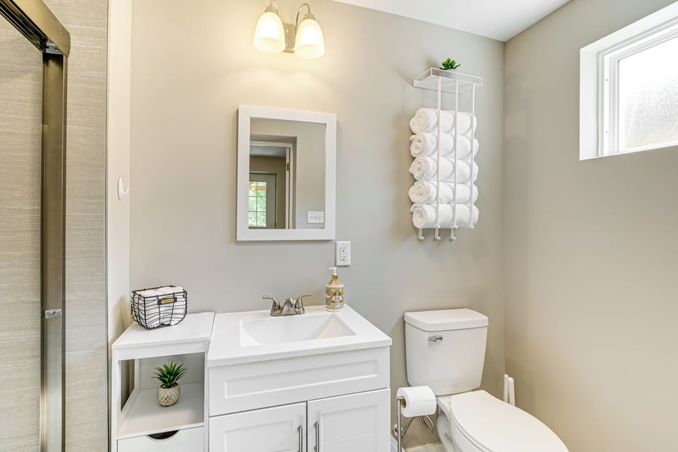 Full Bathroom | 1st Floor | Towels Provided