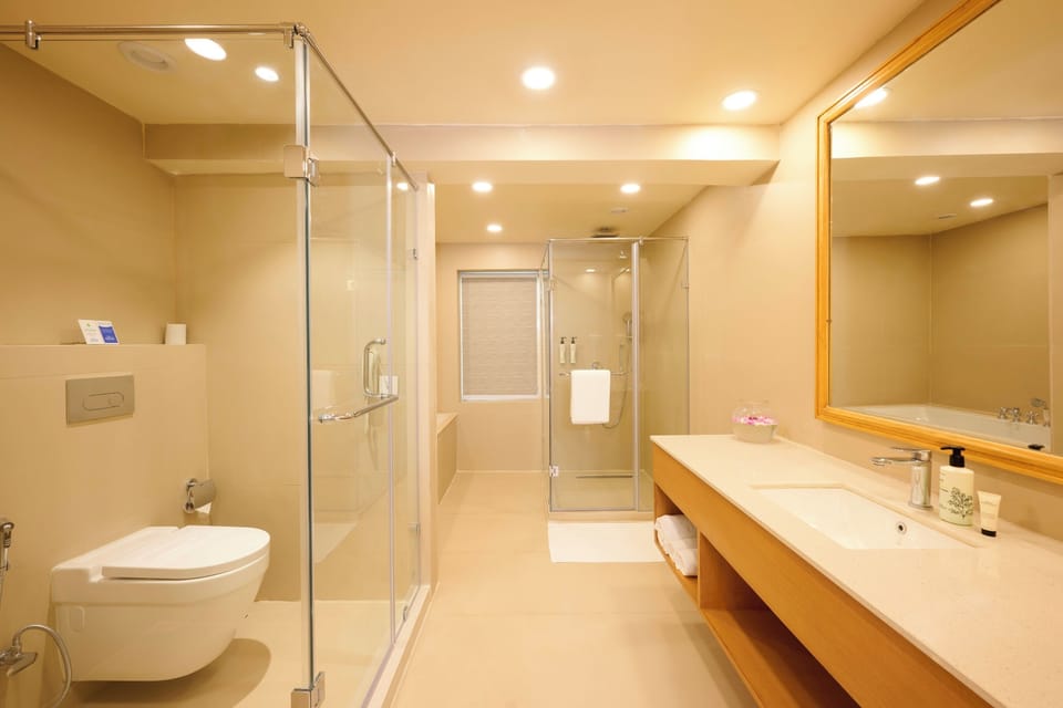 Cottage With Two Balconies | Bathroom | Shower, rainfall showerhead, free toiletries, hair dryer