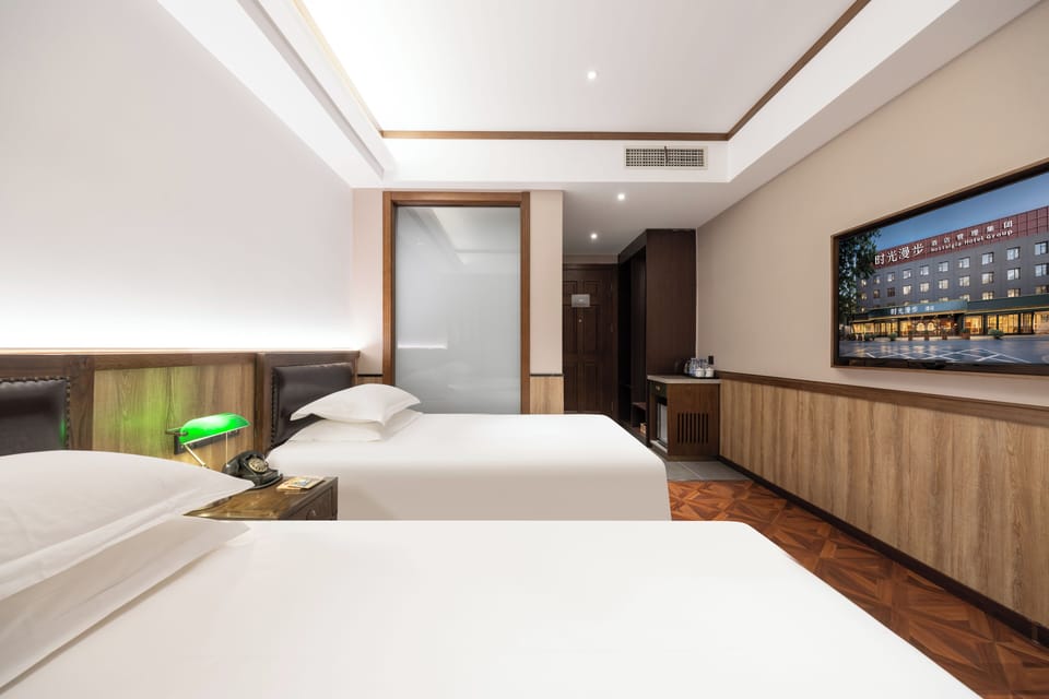 Premium bedding, down comforters, pillowtop beds, minibar (free items)