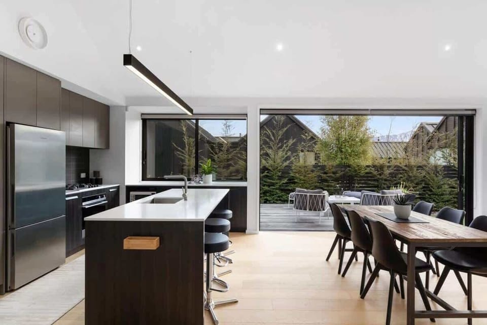 Open plan kitchen & dining