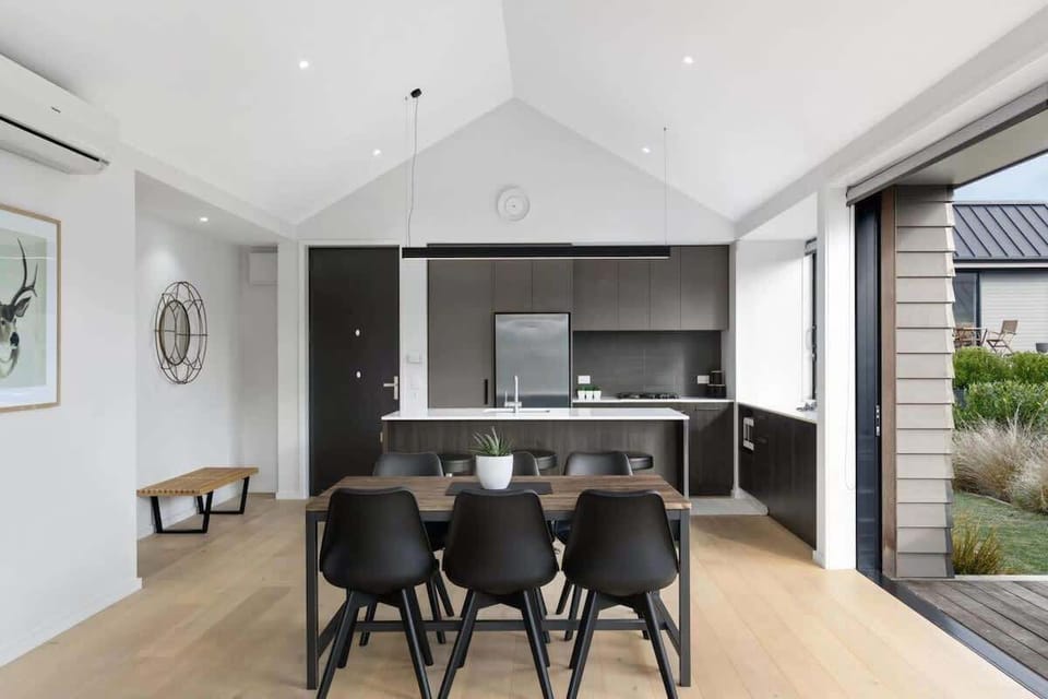 Open plan kitchen & dining