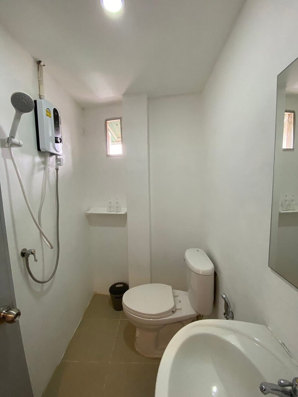 Basic Double Room, Non Smoking, Private Bathroom | Bathroom | Shower, towels, soap, shampoo