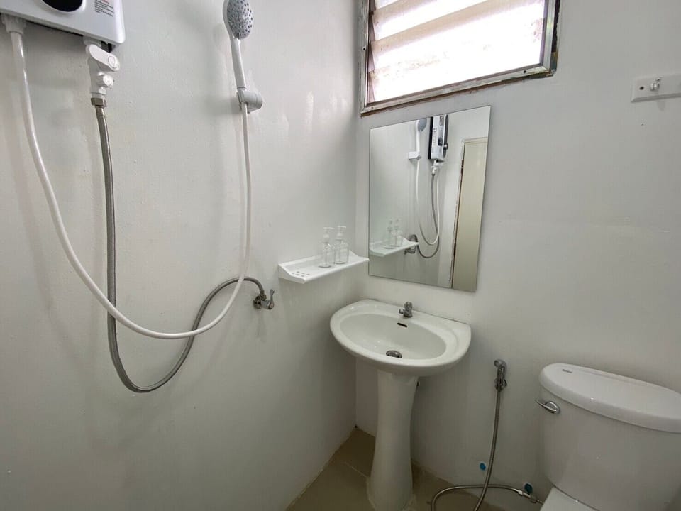 Basic Single Room, Non Smoking, Private Bathroom | Bathroom | Shower, towels, soap, shampoo