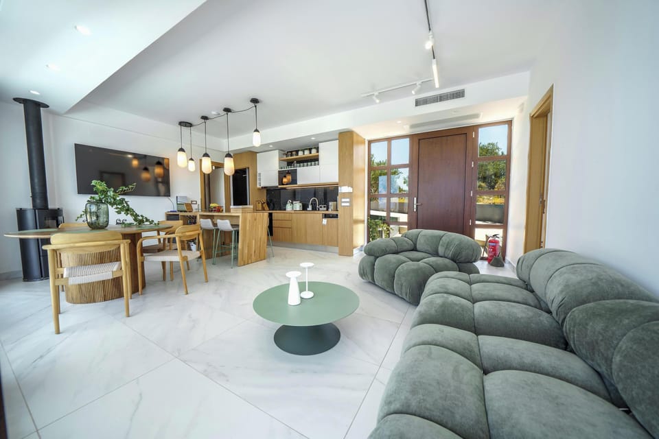 Dining area for up to 4 guests.