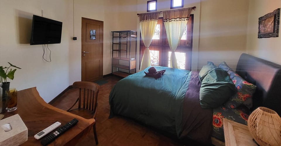 Hypo-allergenic bedding, desk, iron/ironing board, free WiFi