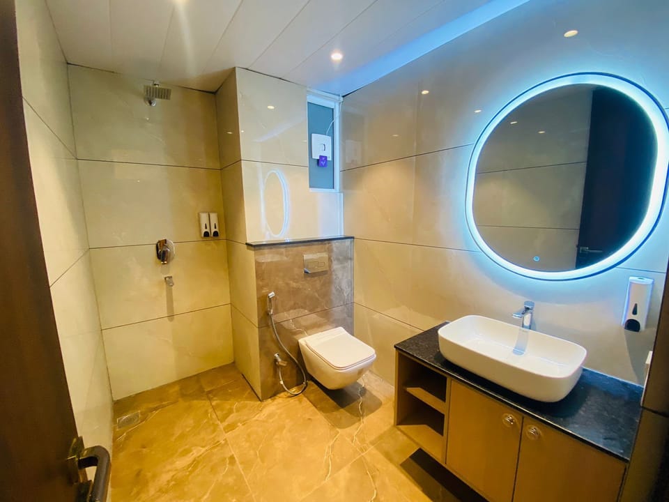 Deluxe Double Room, City View | Bathroom | Towels, soap, shampoo, toilet paper
