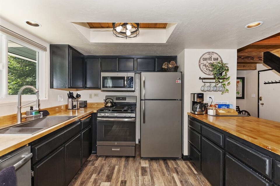 Great kitchen fully stocked with all your cooking needs
