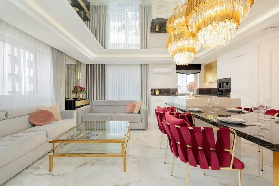 The elegant space combines a relaxation area with a dining area ideal for spending time with loved ones.
