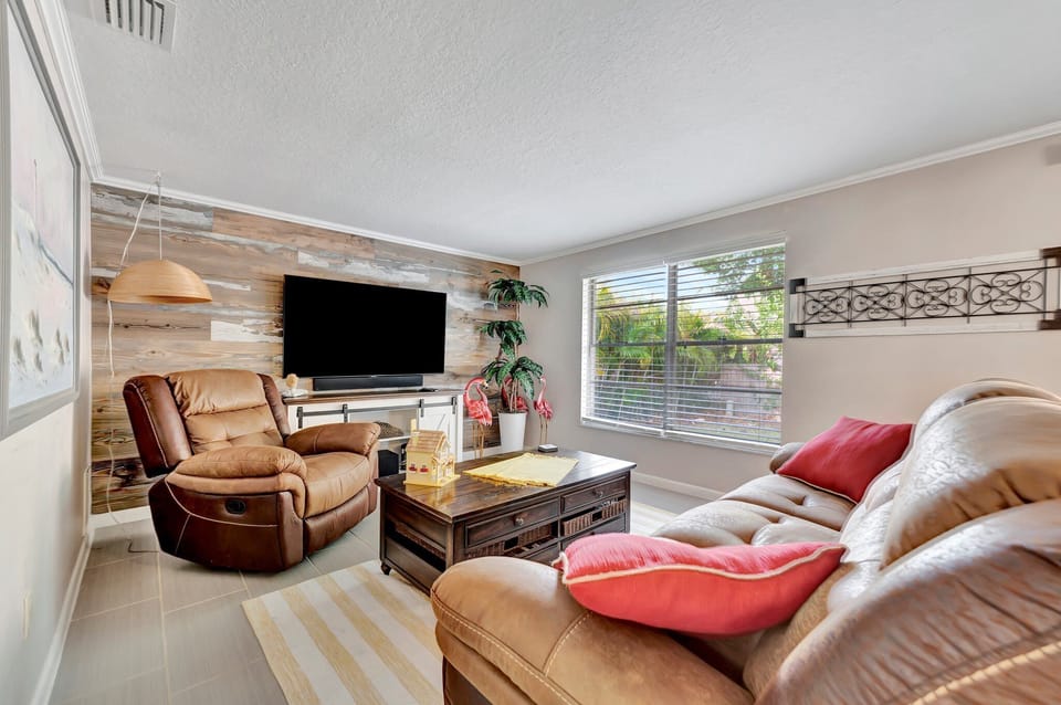 Family House | Living area | 45-inch Smart TV with cable channels