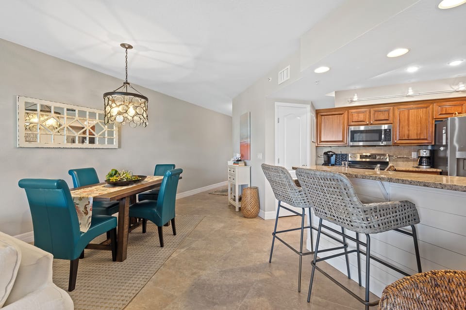 Dining plus eat-in bar seating