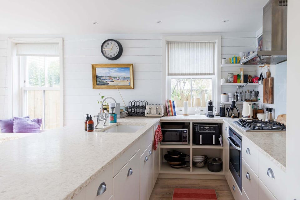 House | 4 bedrooms, desk, iron/ironing board, Internet
