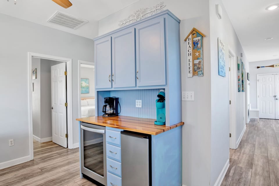 Bar area with mini fridge and standalone ice maker