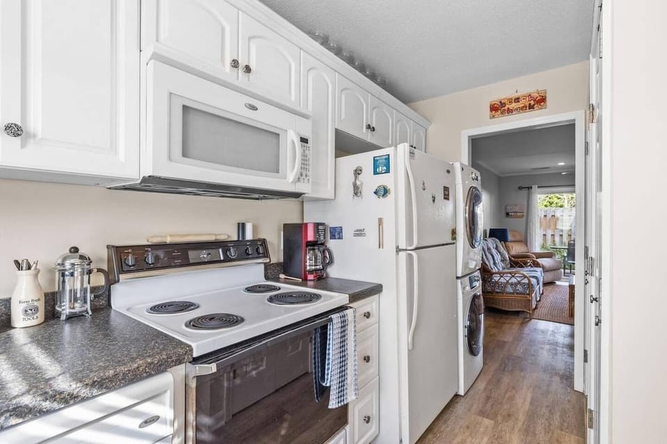 House, 2 Bedrooms | Private kitchen | Fridge, oven, coffee/tea maker