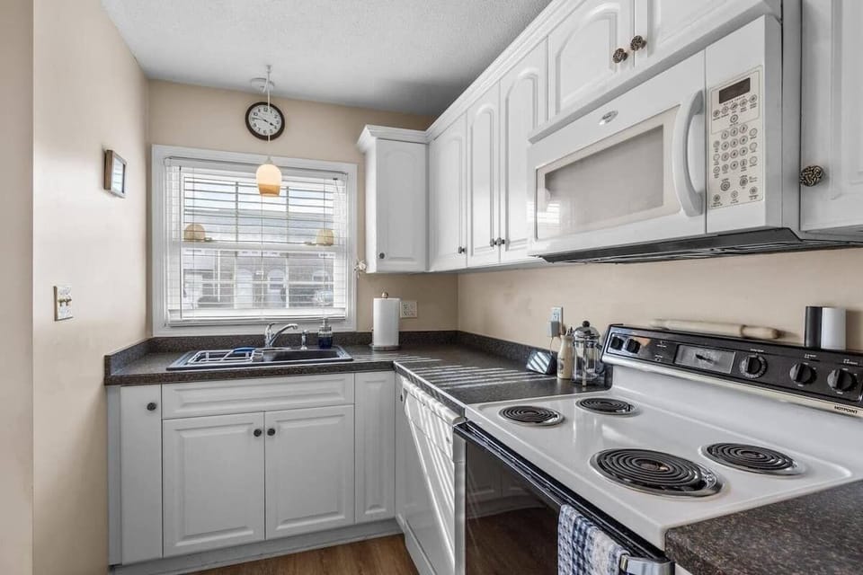 House, 2 Bedrooms | Private kitchen | Fridge, oven, coffee/tea maker
