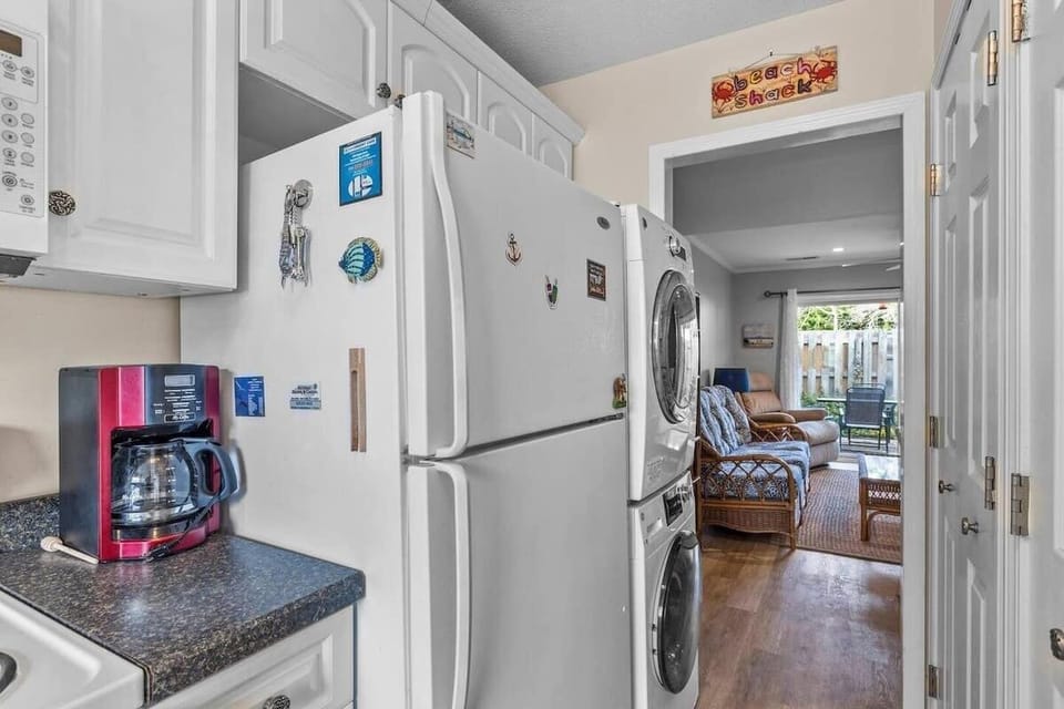 House, 2 Bedrooms | Private kitchen | Fridge, oven, coffee/tea maker