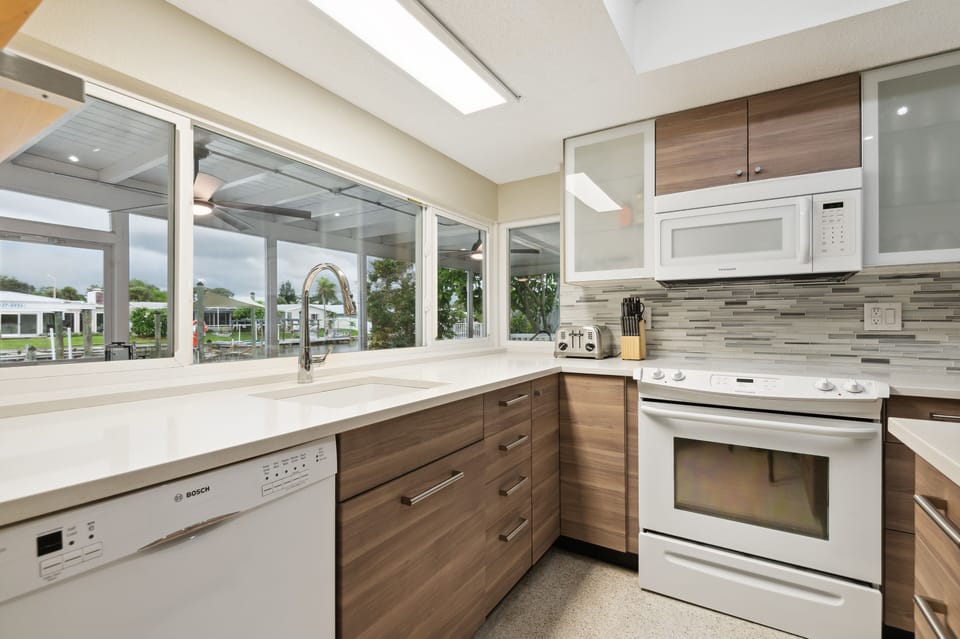 House, 4 Bedrooms | Private kitchen | Coffee/tea maker, fridge, oven, toaster