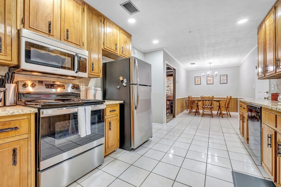 House, 4 Bedrooms | Private kitchen | Fridge, oven, coffee/tea maker, toaster