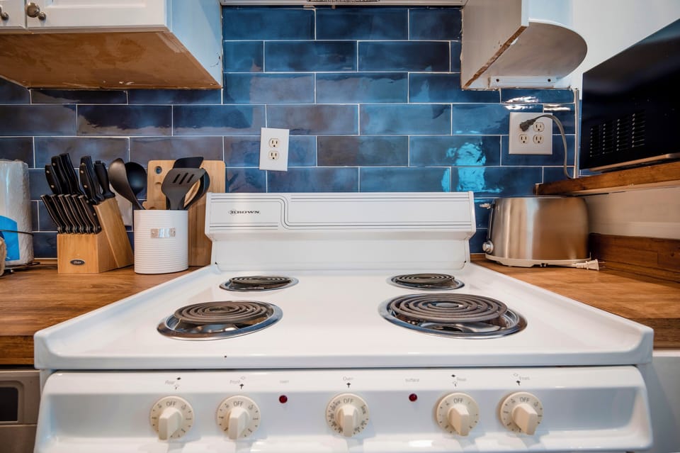 Stove, toaster and kitchen utensils
