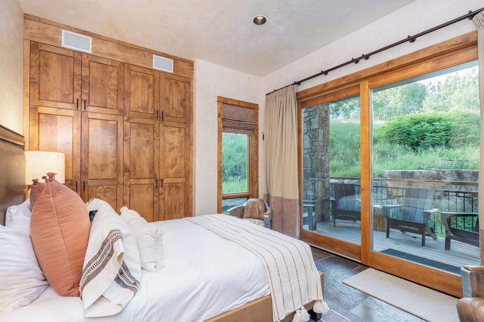 6-brightside-chalet-telluride-guest-bedroom1