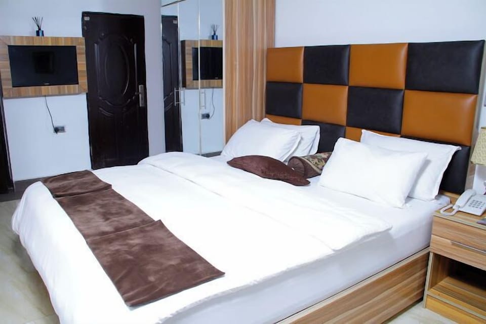Comfort Room, Balcony, City View | Desk, laptop workspace, free WiFi