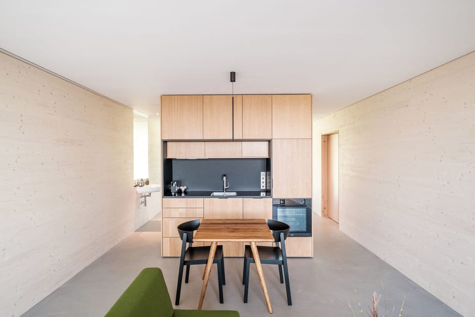 Full-size fridge, oven, stovetop, dishwasher