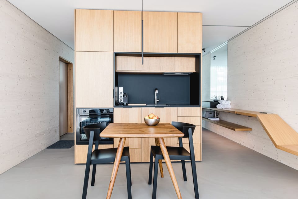 Full-size fridge, oven, stovetop, dishwasher