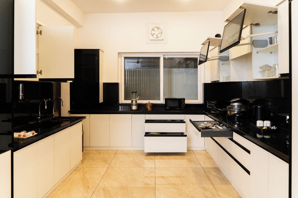 Full-size fridge, microwave, dishwasher, cookware/dishes/utensils