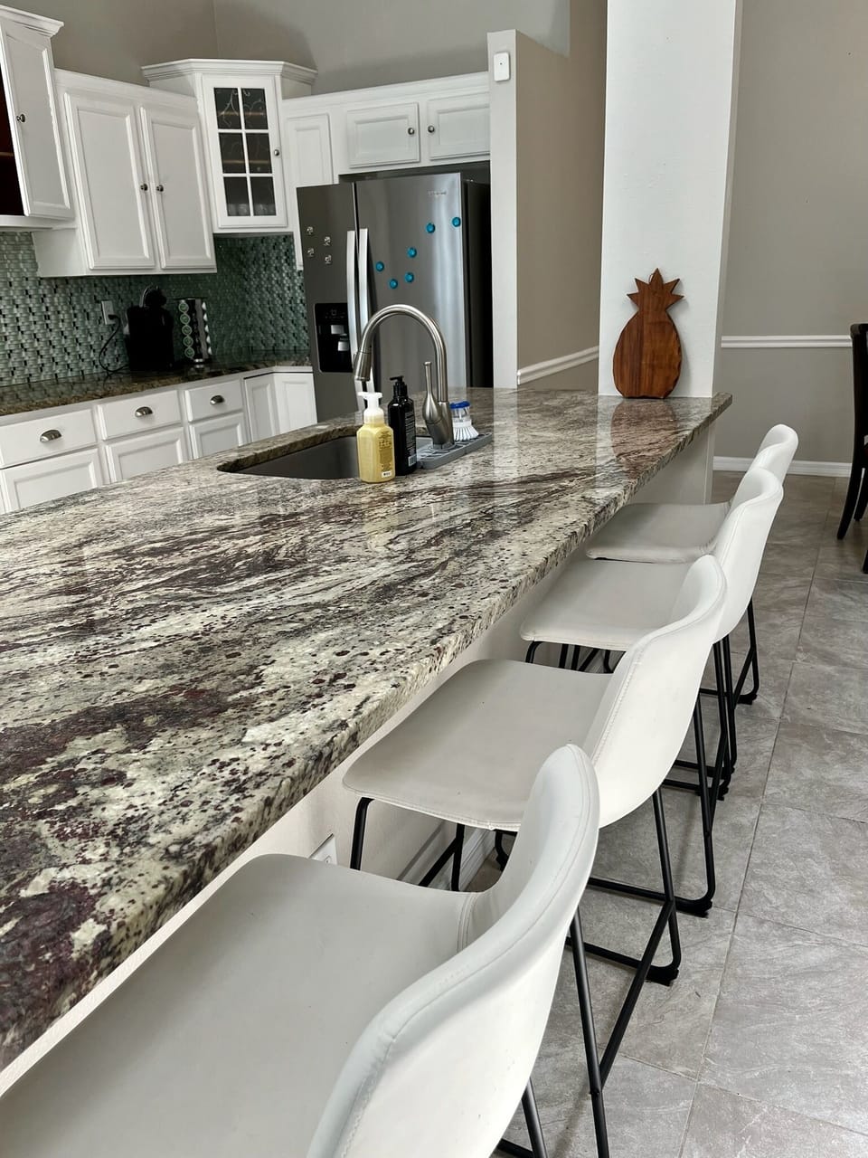 Island has 4 barstools! 