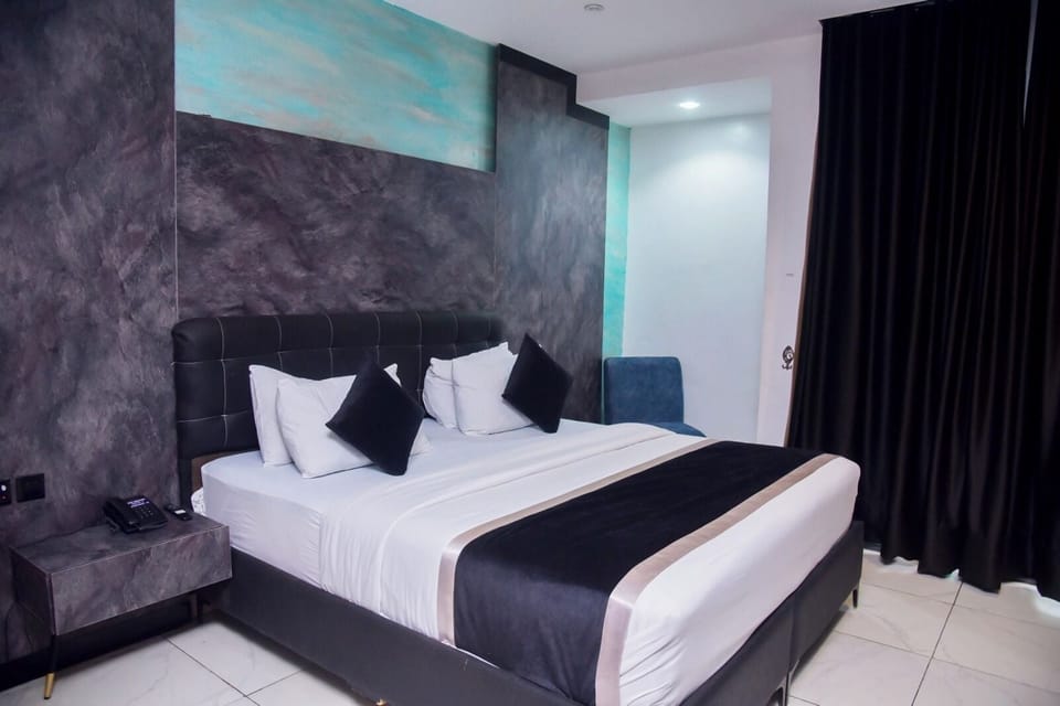 Exclusive Room | Minibar, in-room safe, desk, laptop workspace