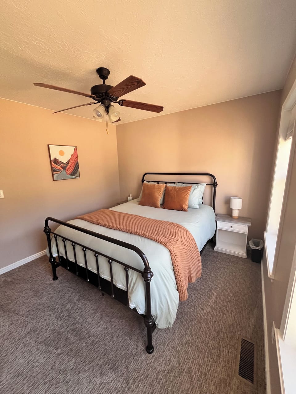 Guest room #1
Queen bed