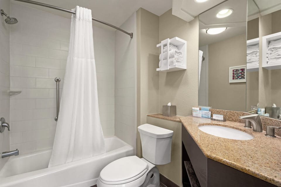 Combined shower/tub, free toiletries, hair dryer, towels